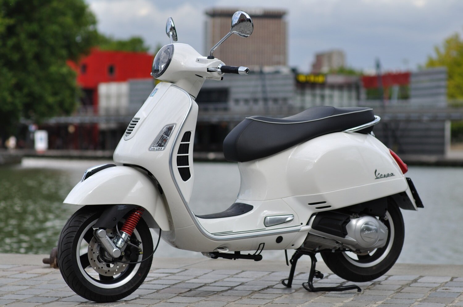 Sơn xe Vespa GTS màu trắng zin uy tín