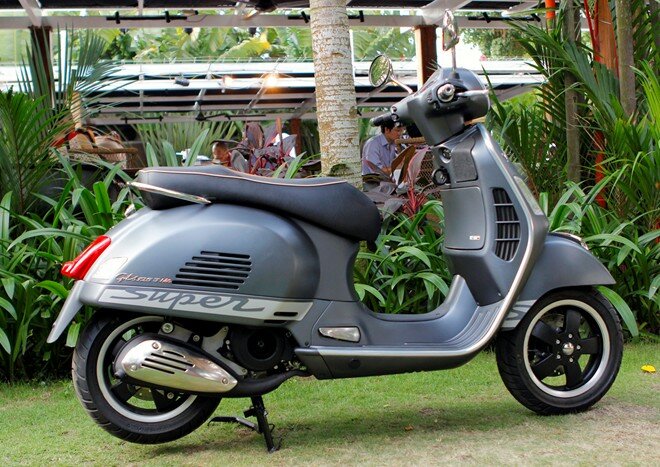 Sơn xe Vespa GTS màu xám zin uy tín