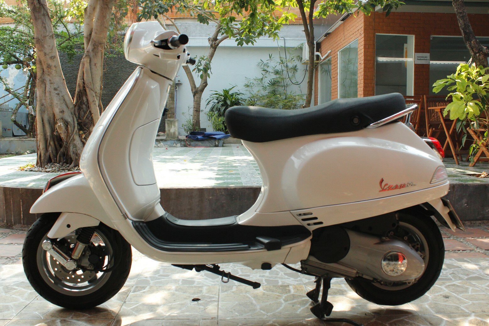 Sơn xe Vespa LX 125 màu trắng zin uy tín