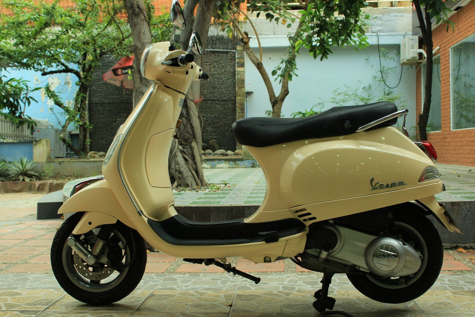 Sơn xe Vespa LX 125 màu vàng nhạt zin uy tín