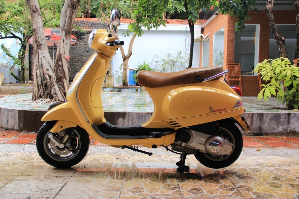 Sơn xe Vespa LX 125 màu vàng zin uy tín