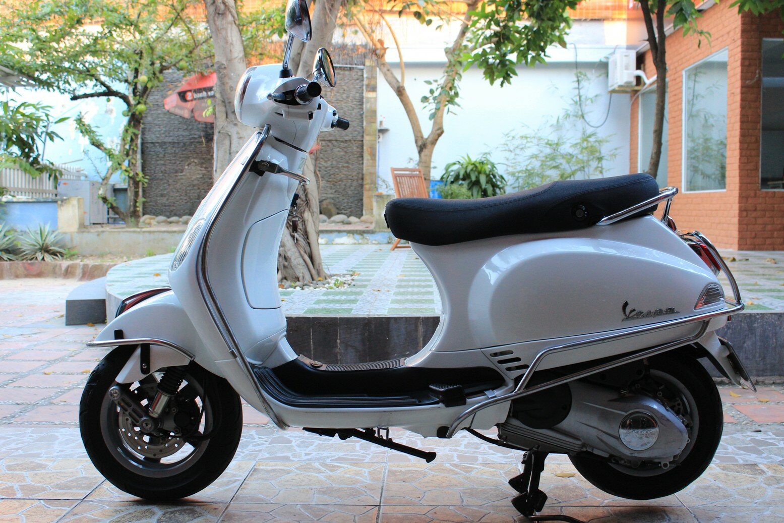 Sơn xe Vespa LX 150 màu trắng zin uy tín