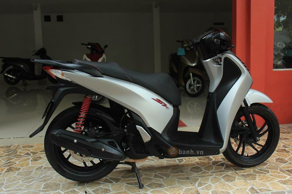 Sơn Sh 150i lên Sporty màu bạc mờ