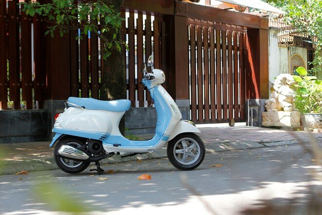 Sơn xe Vespa phối 2 màu xanh trắng tuyệt đẹp